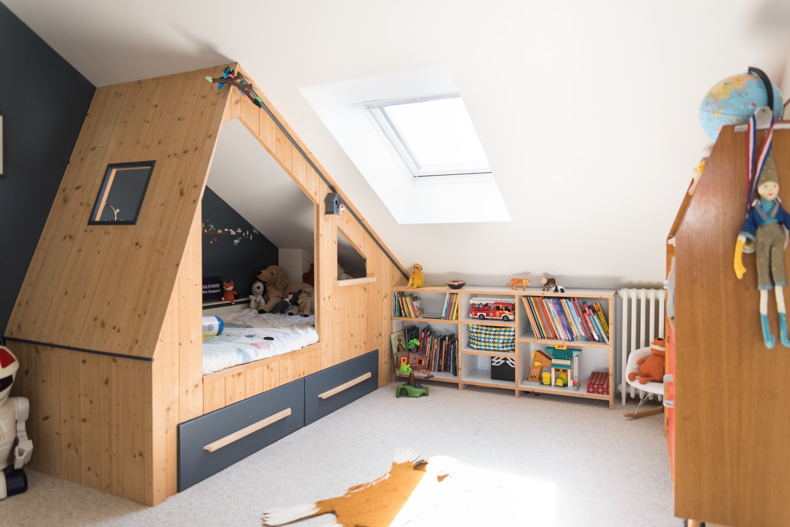 découvrez tous nos conseils et astuces pour un aménagement de combles réussi. optimisez l'espace sous votre toit et transformez vos combles en une pièce fonctionnelle et agréable à vivre.