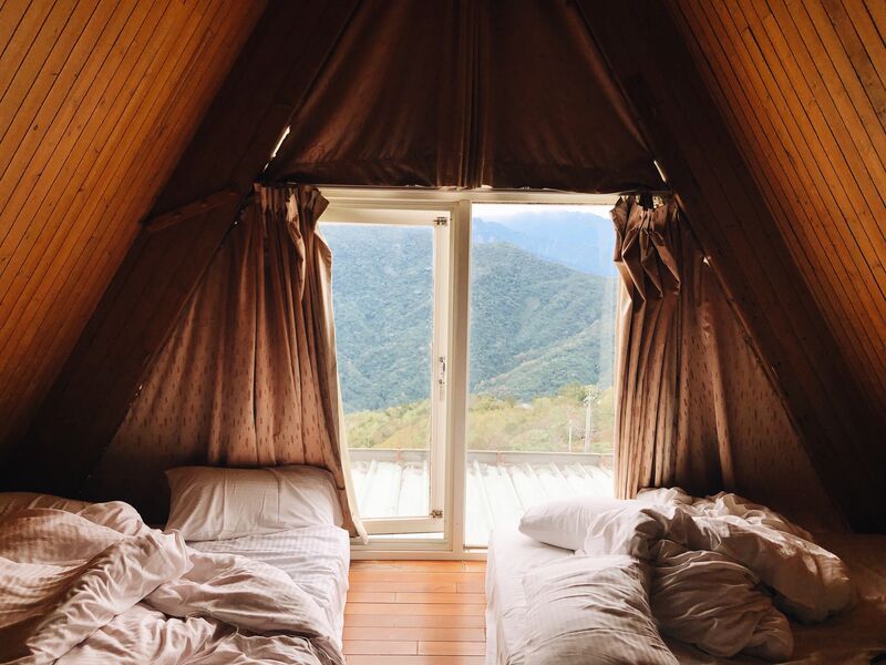 découvrez comment aménager vos chambres sous combles pour optimiser l’espace et créer un cocon chaleureux. idées d’agencement, astuces déco et conseils pratiques pour tirer le meilleur parti de votre grenier.