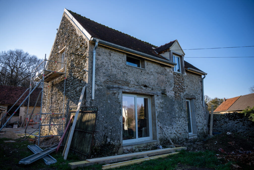 découvrez comment choisir les matériaux adaptés à la rénovation d’un bâtiment du 18ème siècle : conseils, authenticité, durabilité et respect du patrimoine.