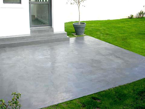 découvrez le coût du béton ciré pour sols : prix au m², facteurs influençant le tarif, conseils pour bien choisir et estimer votre budget avant les travaux.