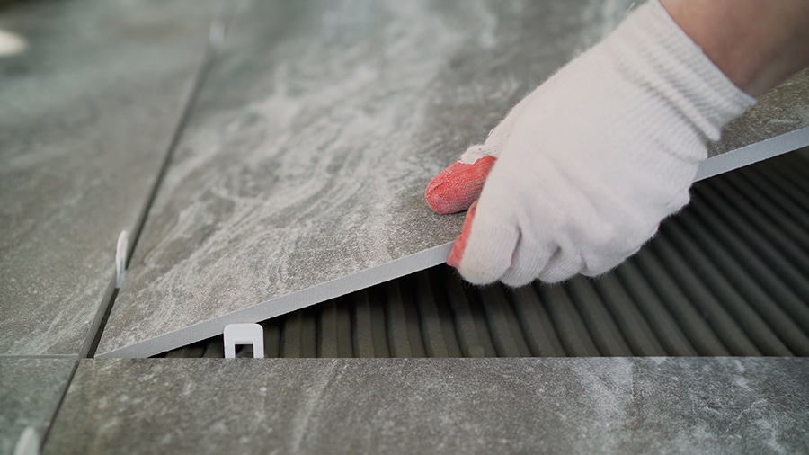 découvrez tout sur le coût du carrelage au m² : prix moyens, facteurs à considérer, conseils pour bien choisir et estimer votre budget avant vos travaux de rénovation.