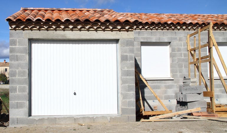 découvrez tout ce qu'il faut savoir sur le coût d’un garage : prix moyen, facteurs influençant les tarifs, conseils pour optimiser votre budget et obtenir le meilleur rapport qualité-prix.