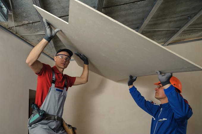 découvrez le coût d'installation d'une plaque de plâtre : facteurs influençant le prix, tarif moyen au m², conseils pour maîtriser votre budget et réussir vos travaux en toute sérénité.