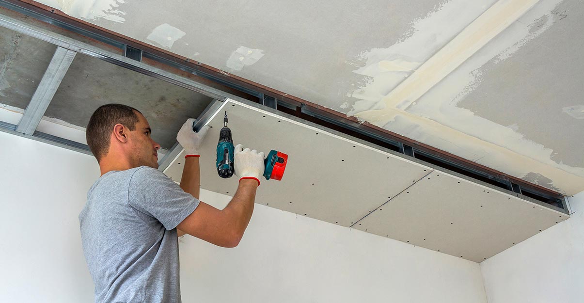 découvrez le coût d'installation d'une plaque de plâtre : prix au m², main d'œuvre, facteurs influençant le tarif et conseils pour estimer votre budget.