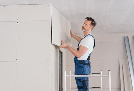 découvrez tout ce qu'il faut savoir sur le coût du placo en rénovation : tarifs au m², facteurs de prix, conseils pour bien estimer votre budget et réussir vos travaux.