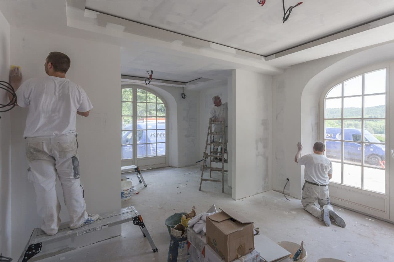 découvrez le coût moyen au m2 pour vos travaux de rénovation. estimez votre budget en fonction des types de travaux, des matériaux et des astuces pour rénover efficacement votre logement.