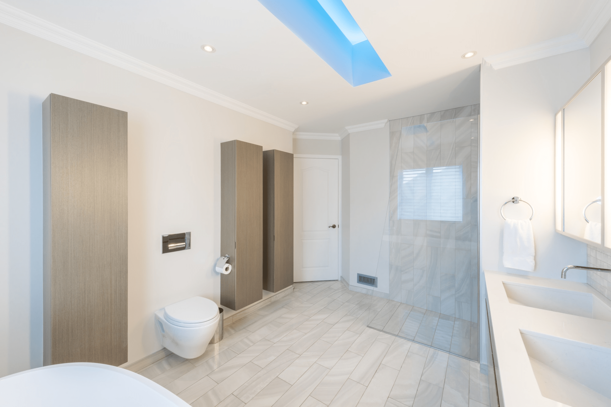 découvrez comment estimer le coût de rénovation d'une salle de bain, les prix au mètre carré, les principaux postes de dépenses et des conseils pour optimiser votre budget.