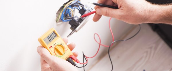 découvrez tout ce qu'il faut savoir sur les coûts de rénovation électrique : tarifs moyens, postes de dépense, conseils pour estimer votre budget et réussir vos travaux en toute sécurité.