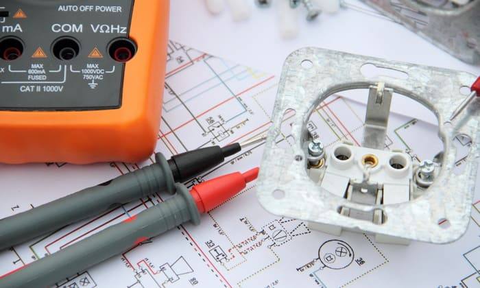 découvrez tout ce qu'il faut savoir sur les coûts d'une rénovation électrique : prix moyens, facteurs d'influence et conseils pour établir votre budget en toute sécurité.