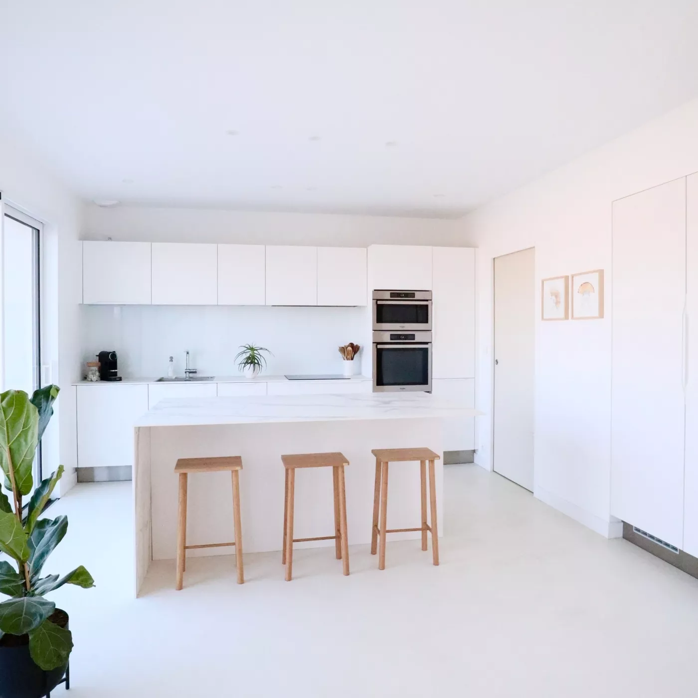 découvrez une cuisine épurée à bagneux, alliant fonctionnalité et design moderne pour un espace lumineux, élégant et parfaitement organisé.