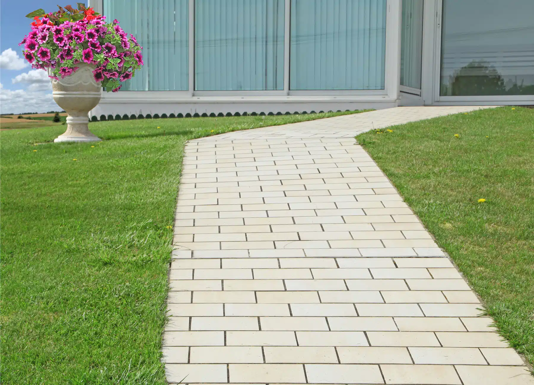 découvrez les meilleurs matériaux pour aménager une allée de jardin esthétique et durable. conseils, idées et inspirations pour choisir la solution adaptée à votre extérieur.