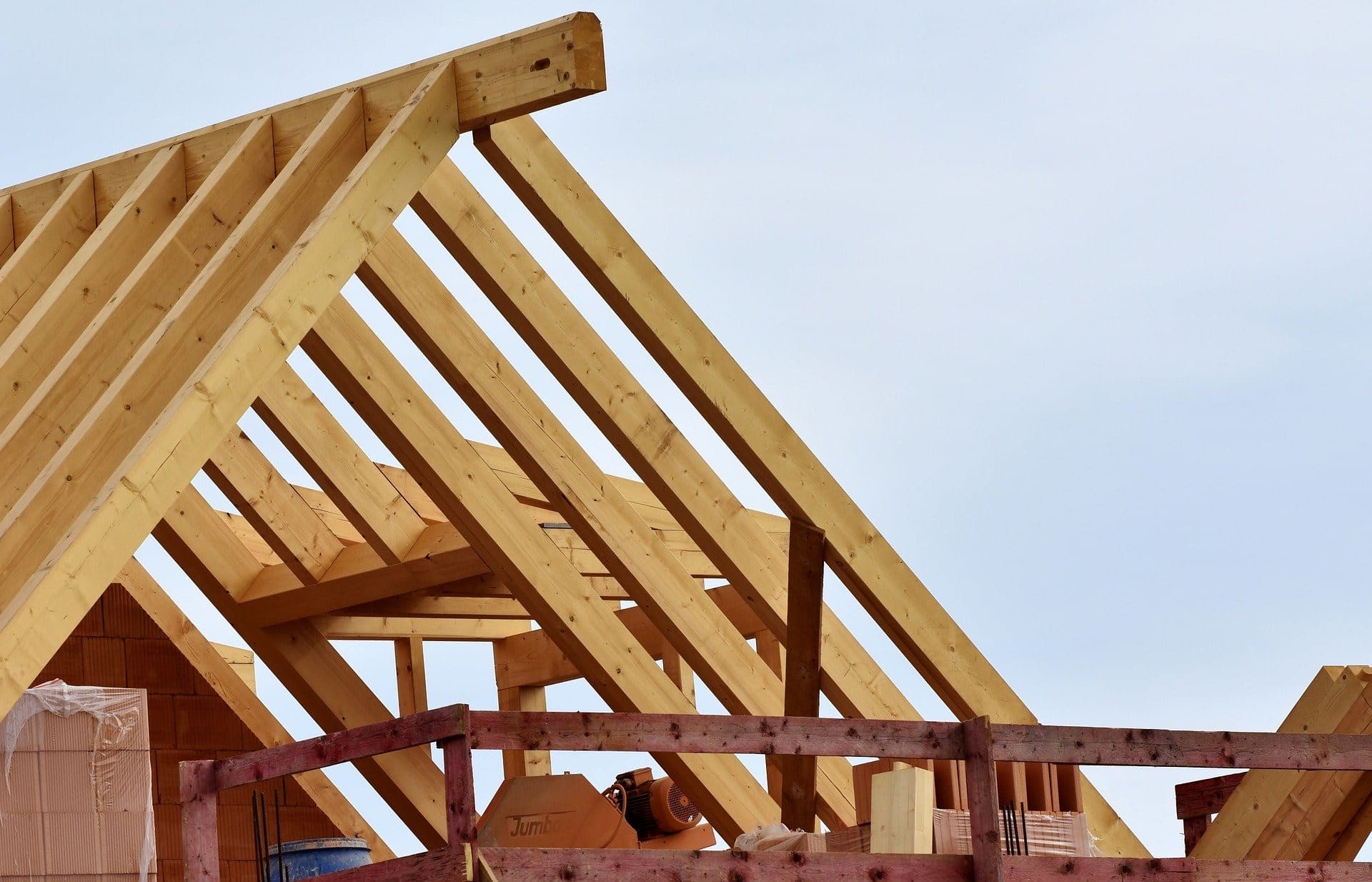 découvrez le prix de la rénovation au m², les facteurs qui influencent le coût, et des conseils pour estimer votre budget travaux en 2024.