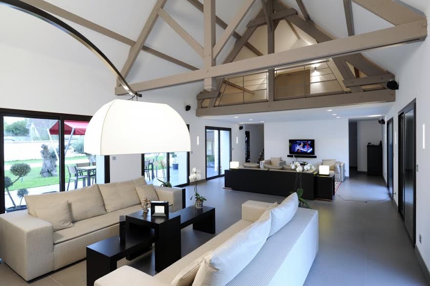 découvrez le coût moyen de la rénovation d’une maison, les facteurs qui influencent le prix et des conseils pour bien estimer votre projet de rénovation.