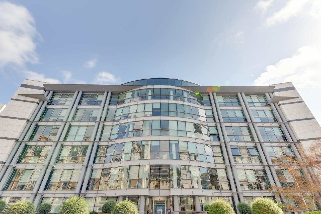 découvrez la rénovation du bureau du maire à levallois, un projet d'aménagement moderne et fonctionnel réalisé pour un budget de 150 000€. détails, inspirations et résultats.