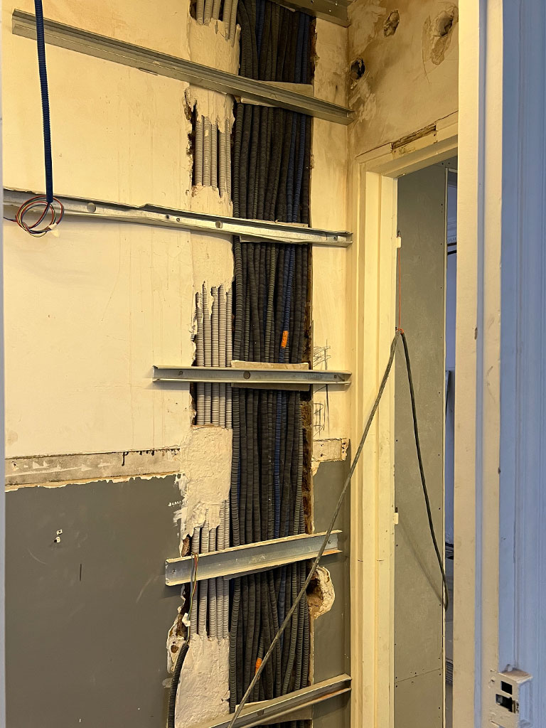 confiez vos travaux de rénovation électrique à des professionnels qualifiés. bénéficiez d’une installation sécurisée, conforme aux normes et adaptée à vos besoins. devis gratuit et intervention rapide.