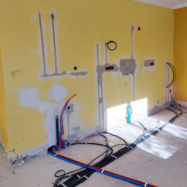 découvrez nos solutions de rénovation électrique pour moderniser votre installation, garantir votre sécurité et améliorer votre confort. faites confiance à nos experts pour une remise aux normes professionnelle et efficace.