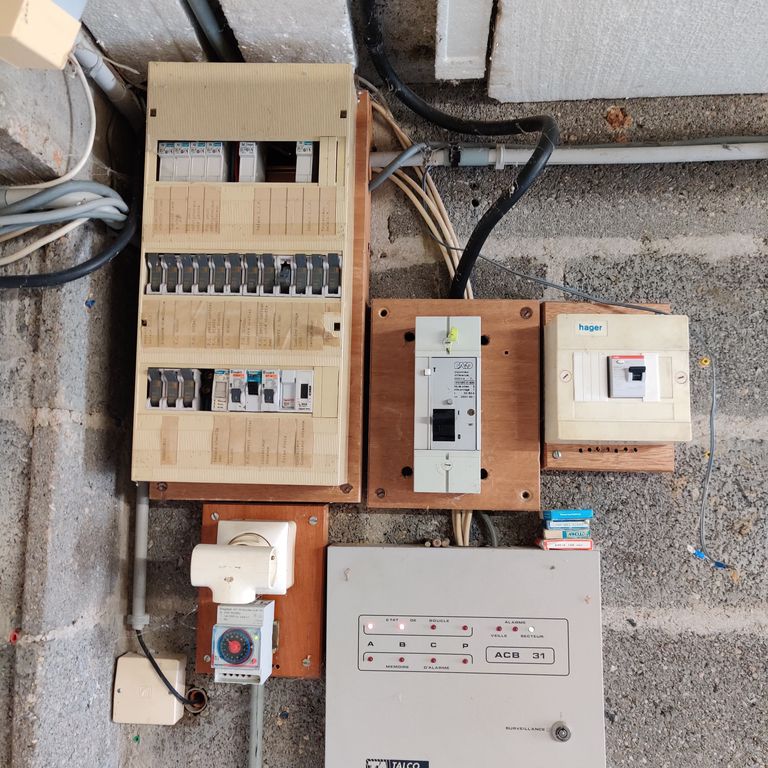 découvrez nos solutions de rénovation électrique pour moderniser et sécuriser votre installation. conseil, mise aux normes et interventions rapides par des électriciens qualifiés.