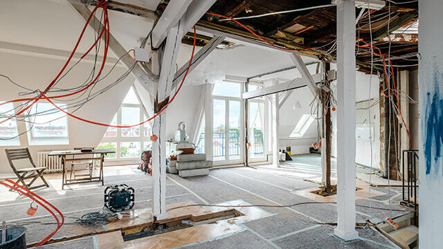 découvrez comment réaliser une rénovation électrique de votre maison en toute sécurité. conseils, étapes clés et informations pour moderniser votre installation électrique selon les normes en vigueur.