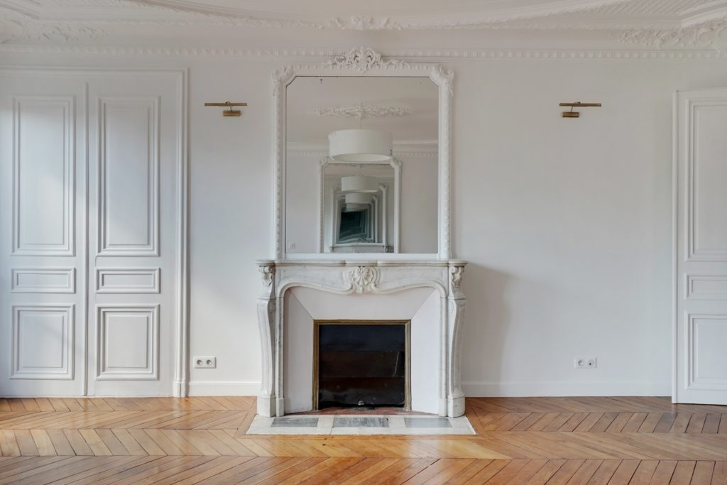 spécialiste de la rénovation de moulures à paris 75009 : redonnez du cachet à votre intérieur grâce à nos services sur mesure. expertise, qualité et finitions haut de gamme.
