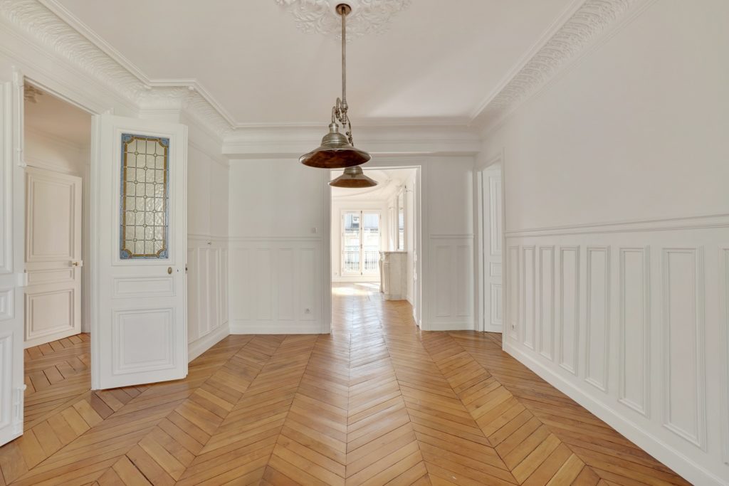 spécialiste de la rénovation de moulures à paris 75009, notre équipe redonne charme et élégance à vos plafonds et murs. devis gratuit, intervention rapide.