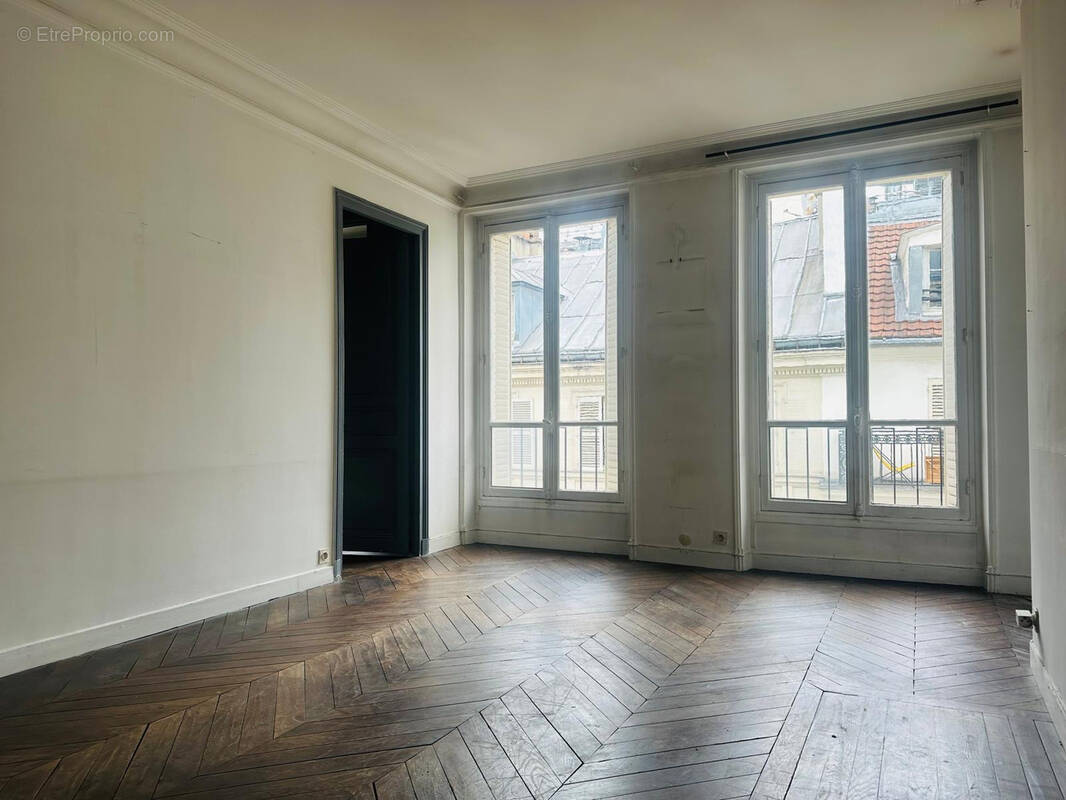 spécialiste de la rénovation de moulures à paris 75009, notre équipe redonne charme et élégance à vos intérieurs. intervention rapide, devis gratuit et savoir-faire artisanal pour sublimer vos plafonds et murs.