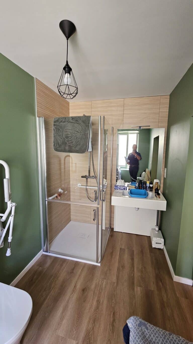 découvrez nos conseils et idées pour réussir la rénovation d'une salle de bain de 16m2 : aménagement, choix des matériaux, astuces déco et optimisation de l'espace pour une pièce élégante et fonctionnelle.