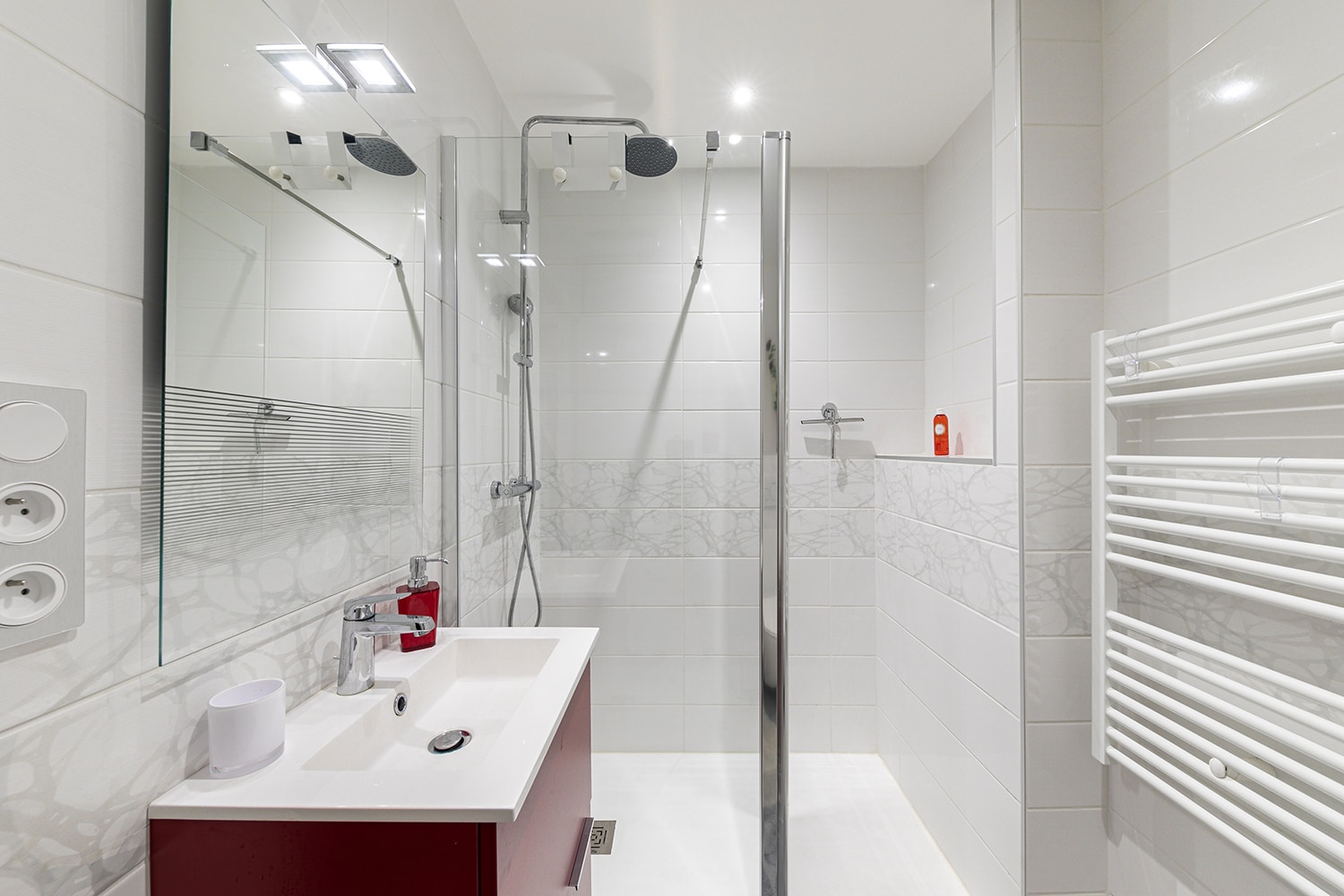 confiez la rénovation de votre salle de bain à des experts pour un espace moderne, fonctionnel et élégant. devis gratuit, conseils personnalisés et réalisations sur mesure.
