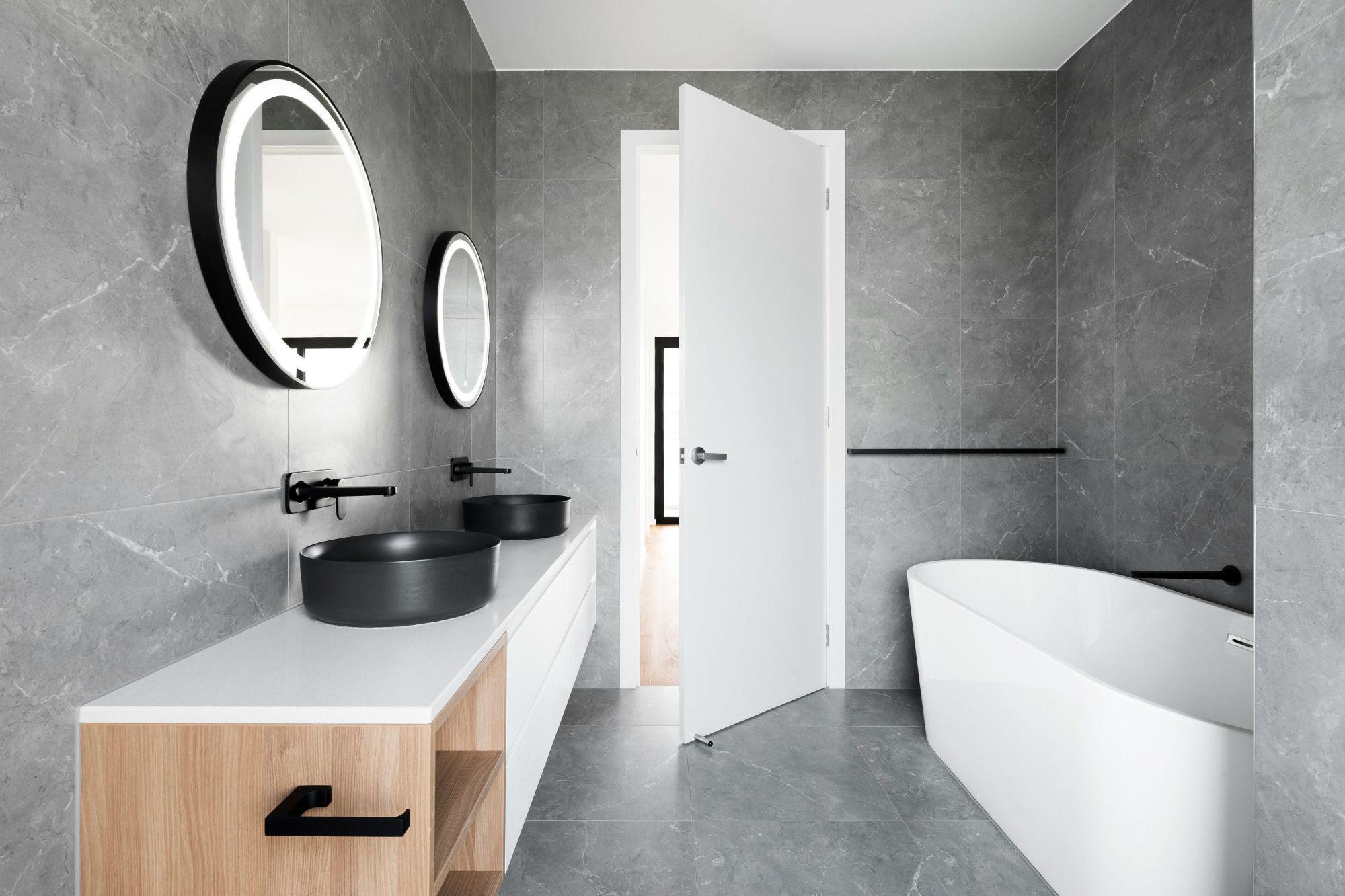 confiez la rénovation de votre salle de bain à paris à des experts. conseils personnalisés, matériaux de qualité et réalisations sur-mesure pour transformer votre espace en un lieu moderne et fonctionnel.