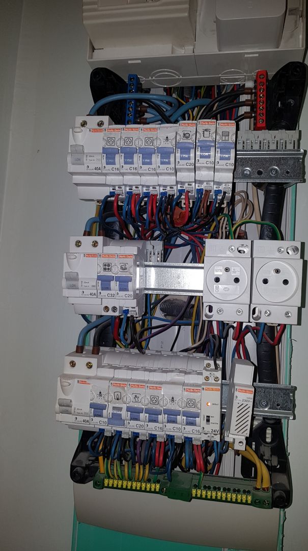 découvrez comment rénover l'électricité de votre appartement en toute sécurité : conseils, étapes à suivre et meilleures pratiques pour une installation conforme et moderne.