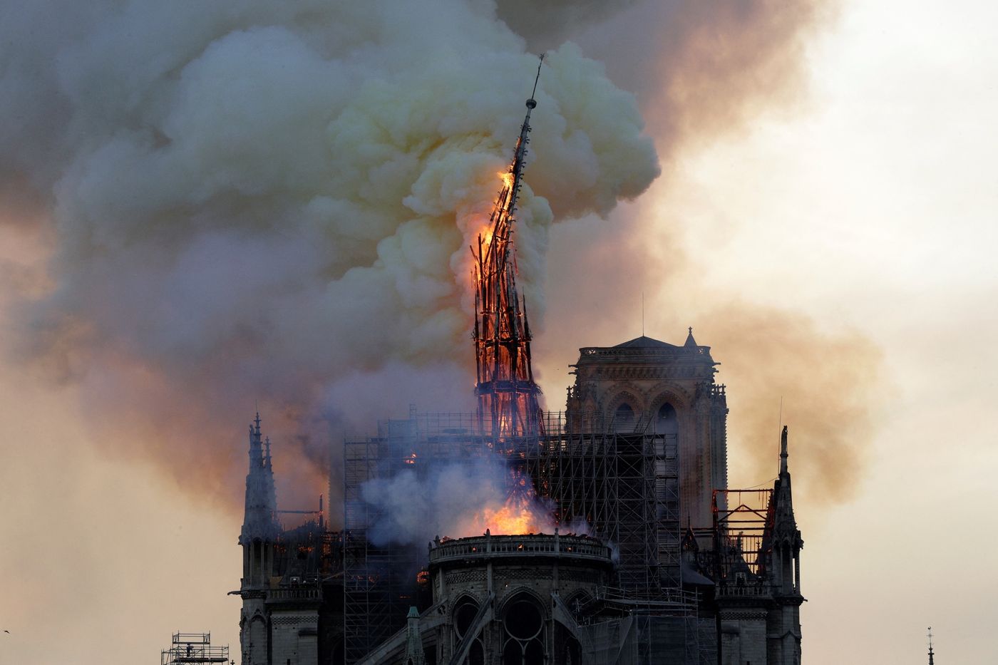 découvrez l'évolution et les enjeux de la réparation de notre-dame : travaux, techniques utilisées et importance du patrimoine historique à préserver pour les générations futures.