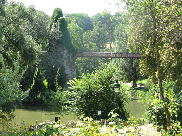 découvrez les meilleures adresses de restauration autour des buttes-chaumont à paris : restaurants, cafés et terrasses pour savourer une cuisine variée dans un cadre verdoyant.