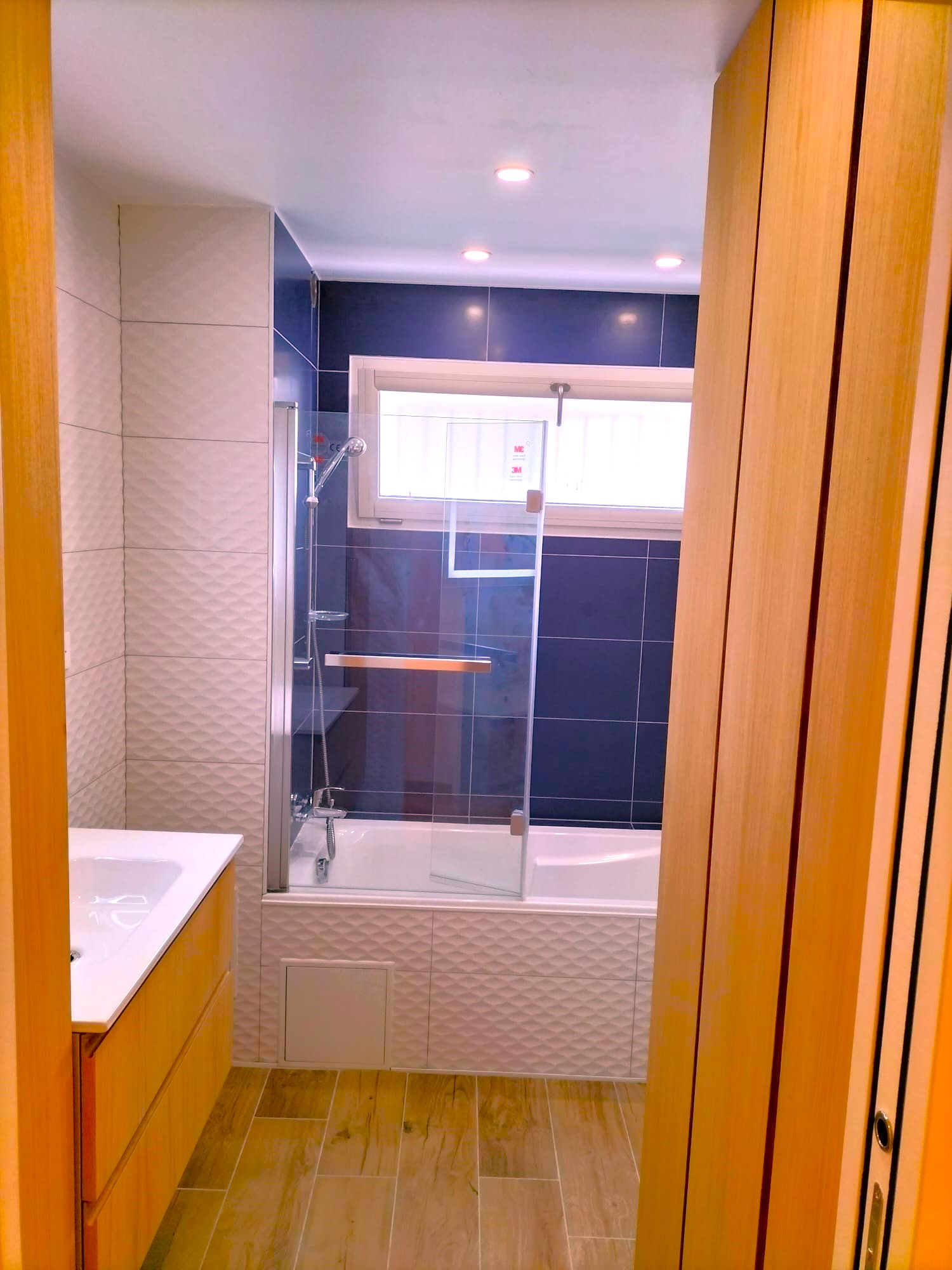 découvrez nos réalisations de salle de bain moderne à fontenay : un design contemporain, des matériaux de qualité et un aménagement sur-mesure pour un espace fonctionnel et élégant.