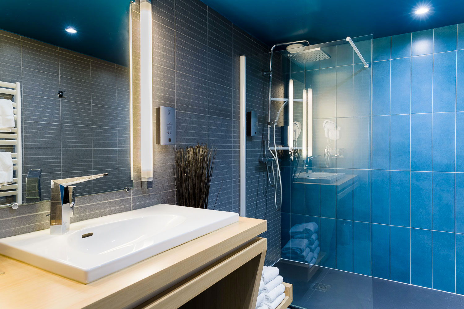 découvrez nos solutions de salle de bain moderne à fontenay : design contemporain, matériaux de qualité et aménagements sur mesure pour créer un espace élégant et fonctionnel.