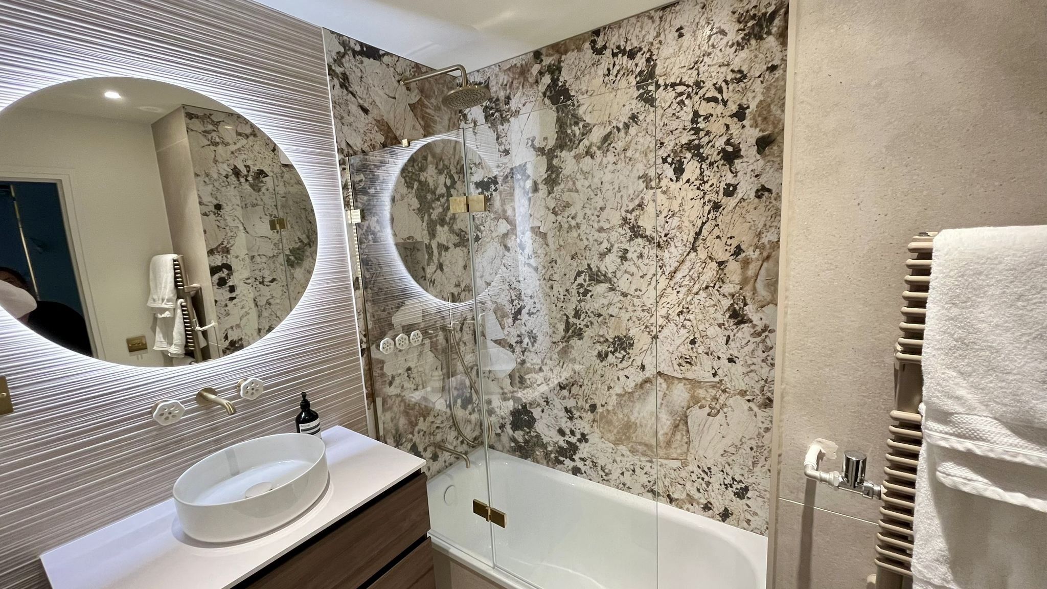 découvrez des salles de bain élégantes à paris : conseils, inspirations déco, astuces d’aménagement et adresses pour rénover ou créer la salle de bain de vos rêves dans la capitale.