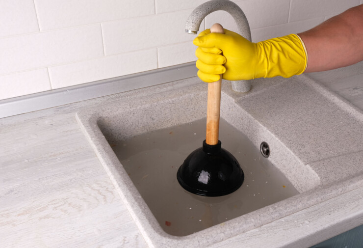 découvrez quelles sont les responsabilités des locataires et des propriétaires en cas de toilettes bouchées, ainsi que les solutions efficaces pour remédier rapidement à ce problème courant dans une location.