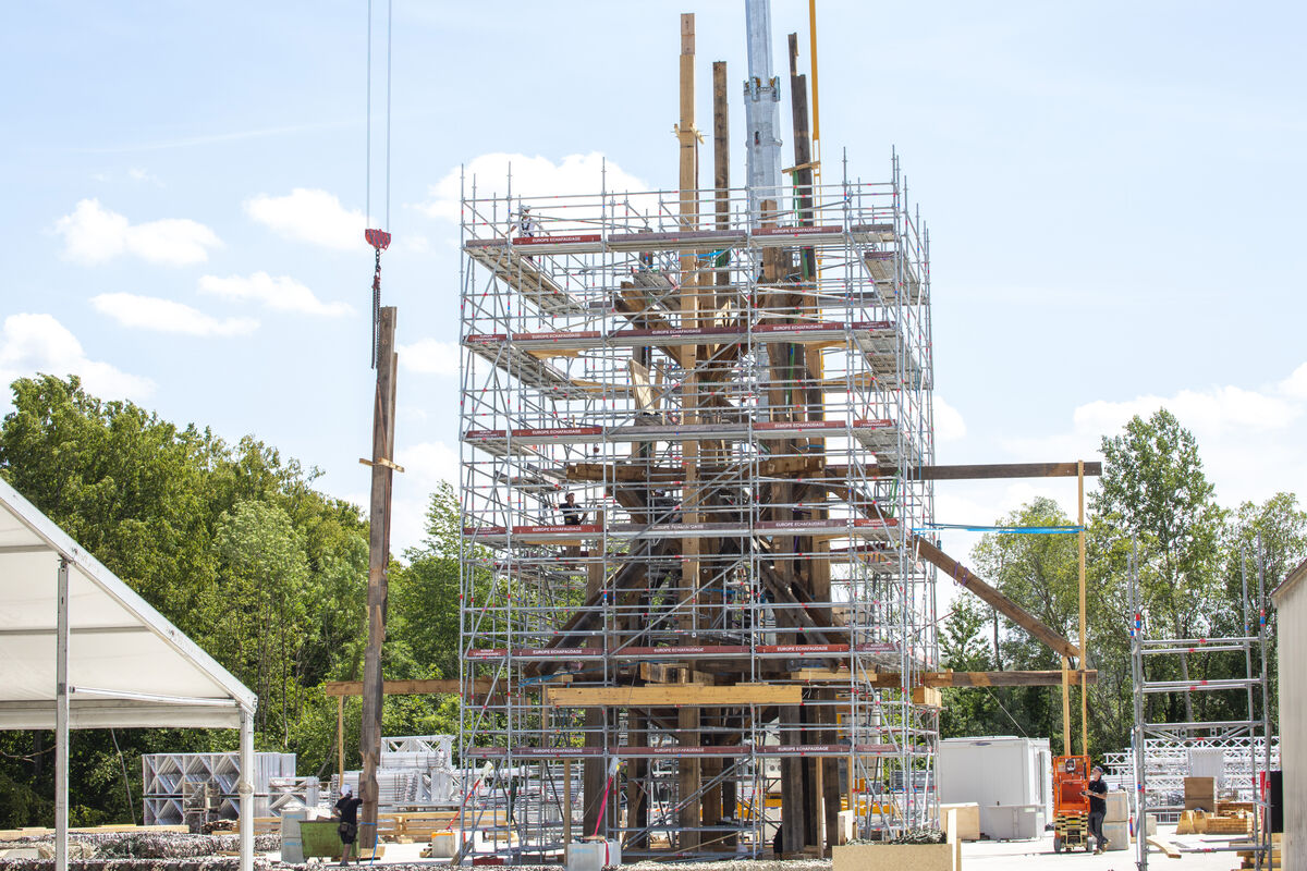 découvrez les avancées des travaux de restauration de notre-dame de paris, prévus jusqu'en 2030. suivez les étapes clés du chantier, les innovations employées et le calendrier de réouverture de ce monument emblématique.