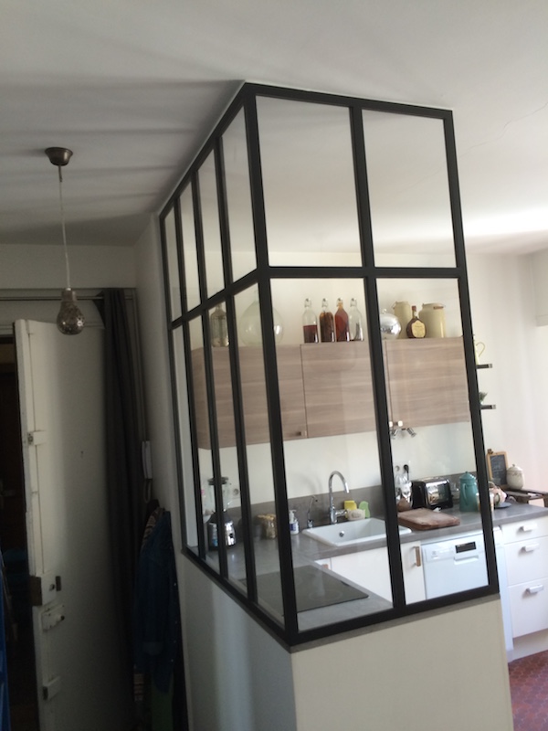 découvrez l'installation de verrières sur mesure pour votre cuisine à paris 75011. apportez luminosité et style industriel à votre intérieur avec une verrière adaptée à vos besoins.