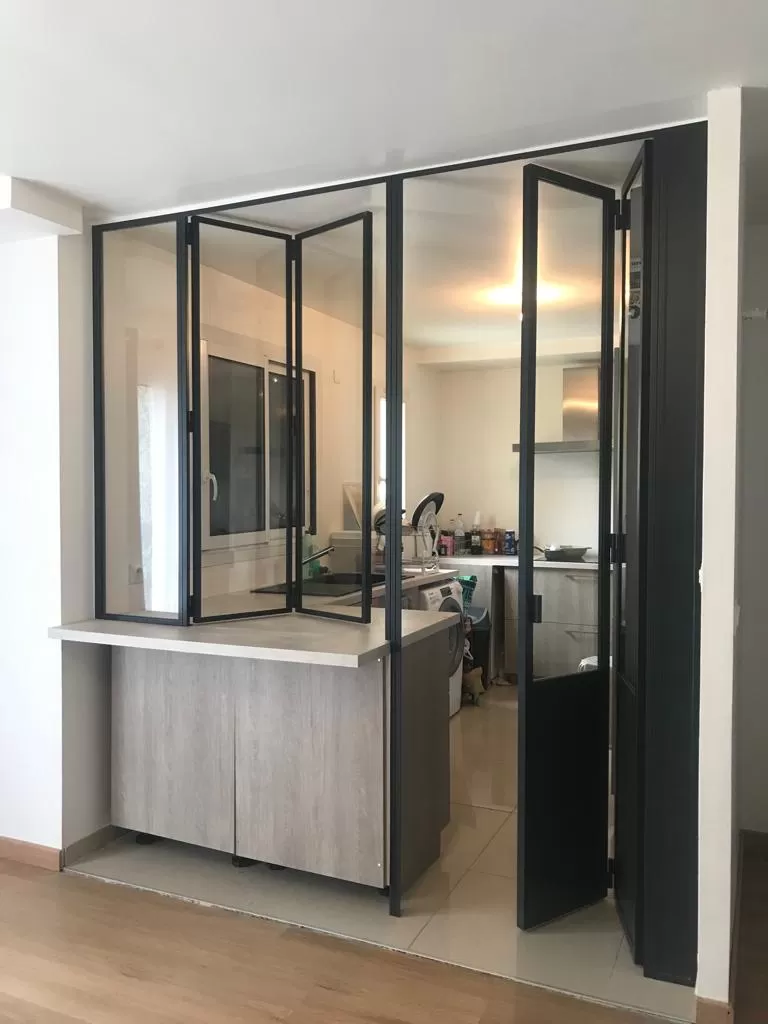 découvrez nos verrières sur-mesure pour cuisine à paris 75011. installation professionnelle, design moderne et éclairage naturel pour sublimer votre intérieur.